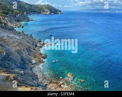 Costa del mare con scogliere a nord dell'isola di Skiathos, Grecia. Foto Stock