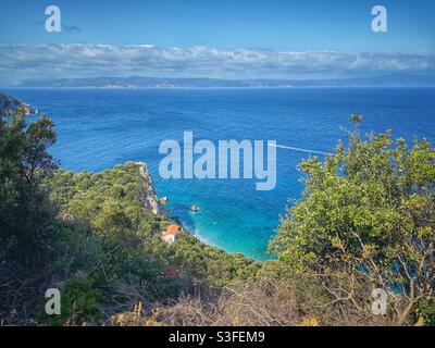 Costa verde del mare a nord dell'isola di Skiathos, Grecia. Foto Stock