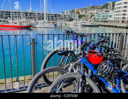 Le biciclette riposano contro una recinzione sul lungomare di Wellington Nuova Zelanda Foto Stock