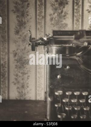 Seppia tonica immagine di una macchina da scrivere vintage di fronte sfondo dall'aspetto vintage Foto Stock