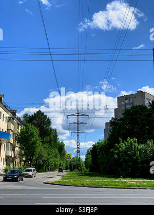 vista della linea elettrica che attraversa la città Foto Stock