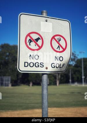 Segno su un terreno di sport che dice nessun cane e no golf consentito Foto Stock