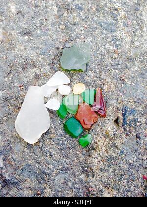 Collezione di vetri marini e ceramiche trovate sulla spiaggia di Dale a Pembrokeshire, Galles, Regno Unito. Foto Stock