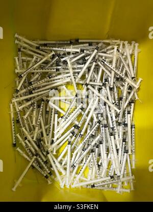 Pila di siringhe corona vaccin usate Foto Stock