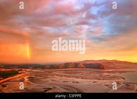 Una vista spettacolare di un arcobaleno sulla Conwy Valley e sulla catena montuosa di Snowdonia, vista dal Great Orme, Llandudno, Galles del Nord. Foto Stock