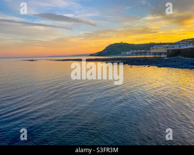 Aberystwyth, Galles occidentale, Regno Unito. Mercoledì 2 giugno 2021. Un mare bello e tranquillo durante una bella alba di ora di oro. Credito fotografico ©️ Rose Voon / Alamy Live News. Foto Stock