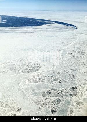 Scongelamento/diradamento del ghiaccio marino nello stretto di Bering/Oceano Pacifico settentrionale a nord-ovest di nome, Alaska durante la primavera Foto Stock