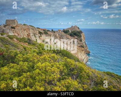 Rovine della fortezza di Kastro sul nord dell'isola di Skiathos, Grecia. Foto Stock