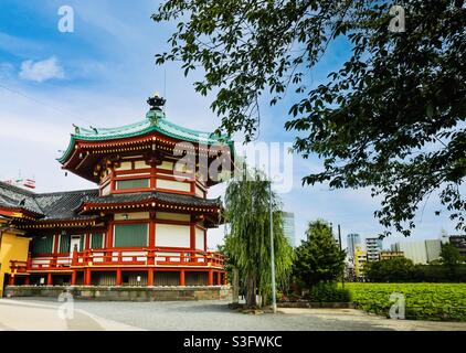 Shinobazu Pond Bentendo si trova a Ueno Park, Tokyo, Giappone. È il retro del santuario. Tuttavia, sembra bello. Foto Stock