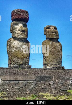 Due Moai, uno con un Pukao o un cappello, presso AHU Tongariki sull'Isola di Pasqua, Cile Foto Stock