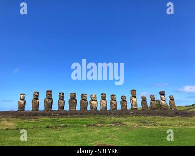 Una linea di Moai a AHU Tongariki, Isola di Pasqua, Cile Foto Stock