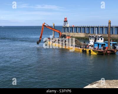 Nave dragare sabbia da un ingresso porto Foto Stock