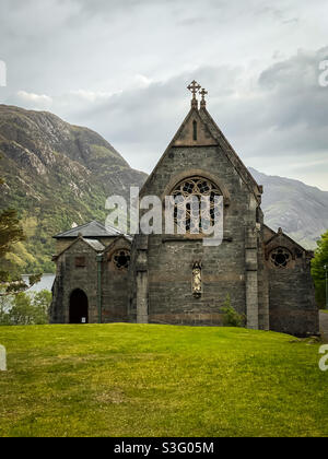 Glenfinnan Church, o St Mary and St Finnan's Catholic Church, è un bell'esempio di architettura Pugin in una splendida posizione storica in alto sulle rive del lago di Loch Shiel. Foto Stock