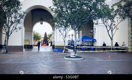 LOS ANGELES, CA, DEC 2020: Vista ampia, persone in attesa di test Covid-19 a Union Station in Downtown, albero di Natale visibile attraverso archway Foto Stock