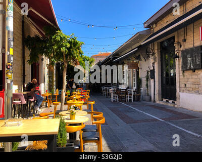 Caffè di strada nella parte della città vecchia di Limassol, Cipro Foto Stock