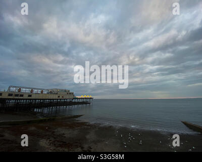 Aberystwyth, Galles occidentale, Regno Unito. Domenica 20 giugno 2021. Il giorno dei Padri, la sera prima del solstizio d'estate, uno splendido paesaggio nuvoloso riempie i cieli di Aberystywth. Photo Credit: Rose Voon Foto Stock