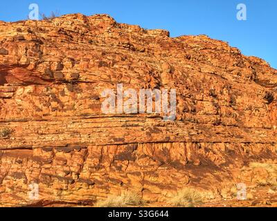 Sole di mattina presto su una scogliera a Kings Canyon nel Parco Nazionale di Watarrka, territorio del Nord, Australia Foto Stock