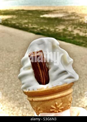 Gelato con un fiocco di cioccolato sul mare a Bapleaze Cove vicino a Weymouth Foto Stock