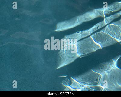 Luce solare riflessa in una piscina Foto Stock