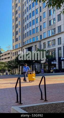 Lavoratore nel centro di Reston in prima mattina Foto Stock