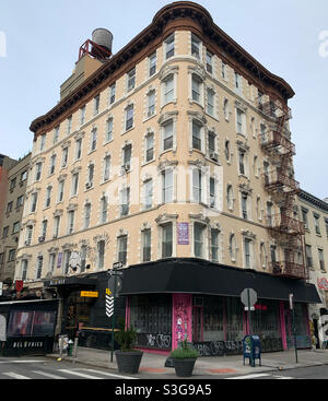 Aprile, 2021, un edificio nel Lower East Side, Manhattan, New York City, New York, Stati Uniti Foto Stock