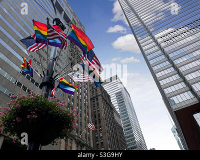 Bandiere americane e arcobaleno che sventolano nella brezza accanto al grande terminal centrale sulla E. 42nd St. A Midtown Manhattan, 2021, New York, USA Foto Stock