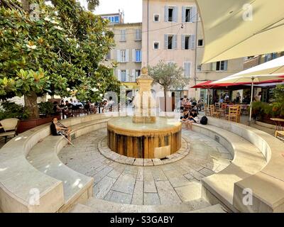 Antico locale di lavaggio pubblico fontana circondata da alberi, fiori e ristoranti nel centro di la Ciotat, vicino a Marsiglia, Bocche del Rhône, Provenza-Alpi-Côte Costa Azzurra, a sud della Francia Foto Stock