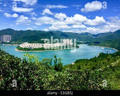 Vista della città dai draghi indietro sentiero, shek-o parco, Hong Kong Foto Stock