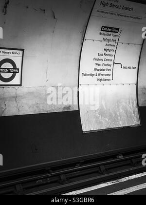 Piattaforma sotterranea di Camden Town Foto Stock