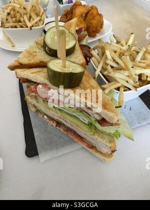 Tacchino club sandwich e patatine fritte Foto Stock