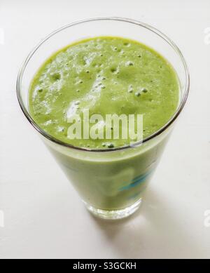 Frullato di kale appena fatto. Foto Stock