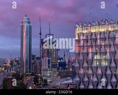 Cielo di tramonto e riflessioni sull'ambasciata degli Stati Uniti a Nine Elms, Londra nel Regno Unito Foto Stock