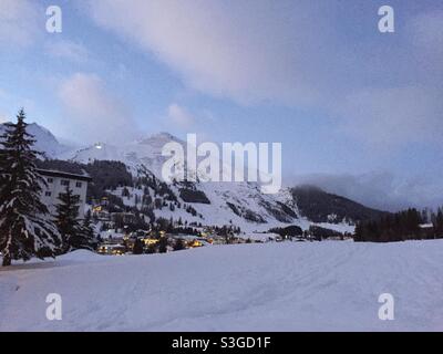 Chalet incastonati alla base della montagna a Davos, Svizzera Foto Stock