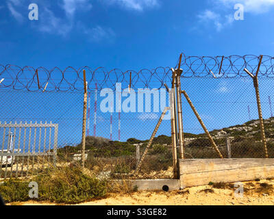 Queste antenne a Capo Greco, a Cipro, saranno presto smantellate e l’area tornerà allo stato naturale. Foto Stock