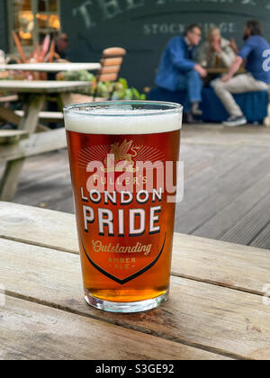 Una pinta di birra di orgoglio londinese in un pub dell'Hampshire il May fly nr Stockbridge Foto Stock