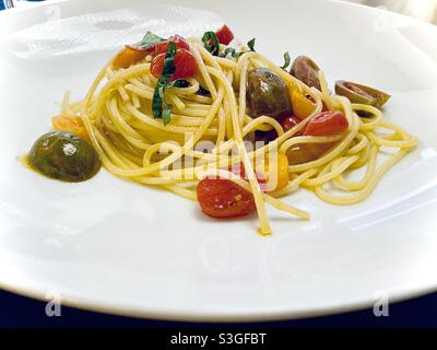 Spaghetti italiani con quattro tipi di pomodori. Al dente e perfettamente fatto a Roma, Italia Foto Stock