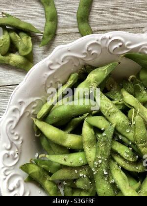 Edamame in una ciotola bianca Foto Stock