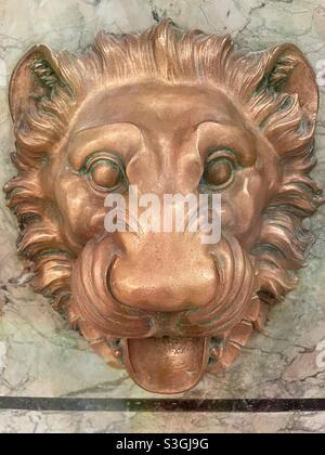 La testa di leone di ottone figura fuori una fontana dell'acqua nella biblioteca pubblica di New York sulla quinta Ave., NYC, Stati Uniti Foto Stock