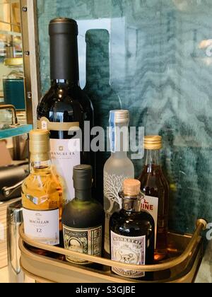 Whisky di vino e bottiglie da cocktail all'hotel Shangri-la di Hong Kong. Foto Stock