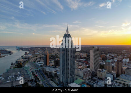 Skyline della città al tramonto Foto Stock