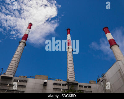 Camini della stazione di generazione di Ravenswood a Long Island City, Queens Foto Stock