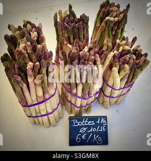 Grappoli di Asparagi freschi in bancarella di mercato - Francia. Foto Stock