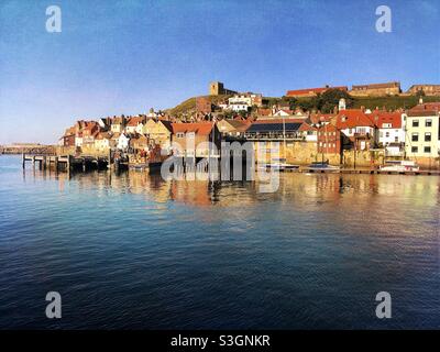 Vista sulla città vecchia di Whitby sul fiume Esk Foto Stock