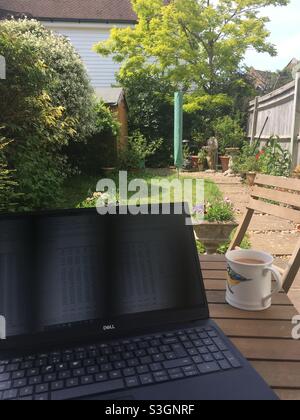 Lavorare da casa - dal giardino Foto Stock