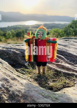 Statuina Boliviana su rocce con vista su Windermere Foto Stock