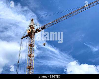 gru alta sullo sfondo del cielo nuvoloso Foto Stock