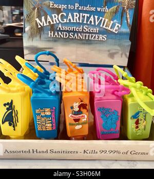 Contenitori colorati e vibranti per disinfettanti per le mani in vendita presso Jimmy Buffett‘s Margaritaville resort Times Square, a New York, USA Foto Stock