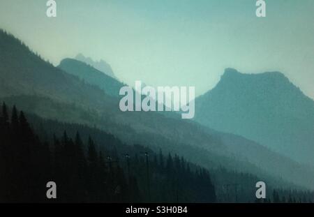 Giornata di fumo nelle Montagne Rocciose, incendi boschivi, riscaldamento globale Foto Stock