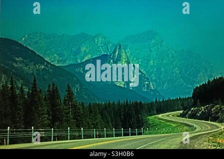 Giornata di fumo nelle Montagne Rocciose, incendi boschivi, riscaldamento globale, tortuoso, strada di montagna Foto Stock