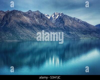 Montagne riflesse nel lago Wakatipu vicino Queenstown, regione di Otago, Isola del Sud, Nuova Zelanda Foto Stock